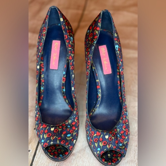 Betsy Johnson Rosy II Satin Shoes Pumps Size 8.5M Floral Navy D’orsat Heels - Picture 3 of 6